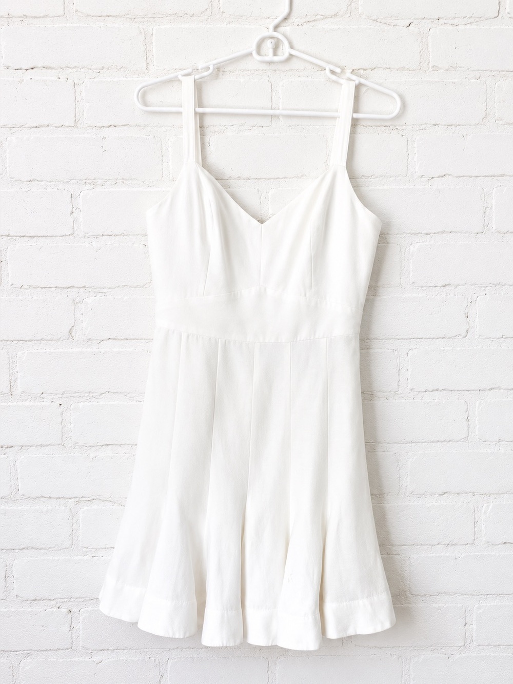 Club Monaco White Sleeveless V-Neck Mini Dress Fit & Fluted Hem Sz 2